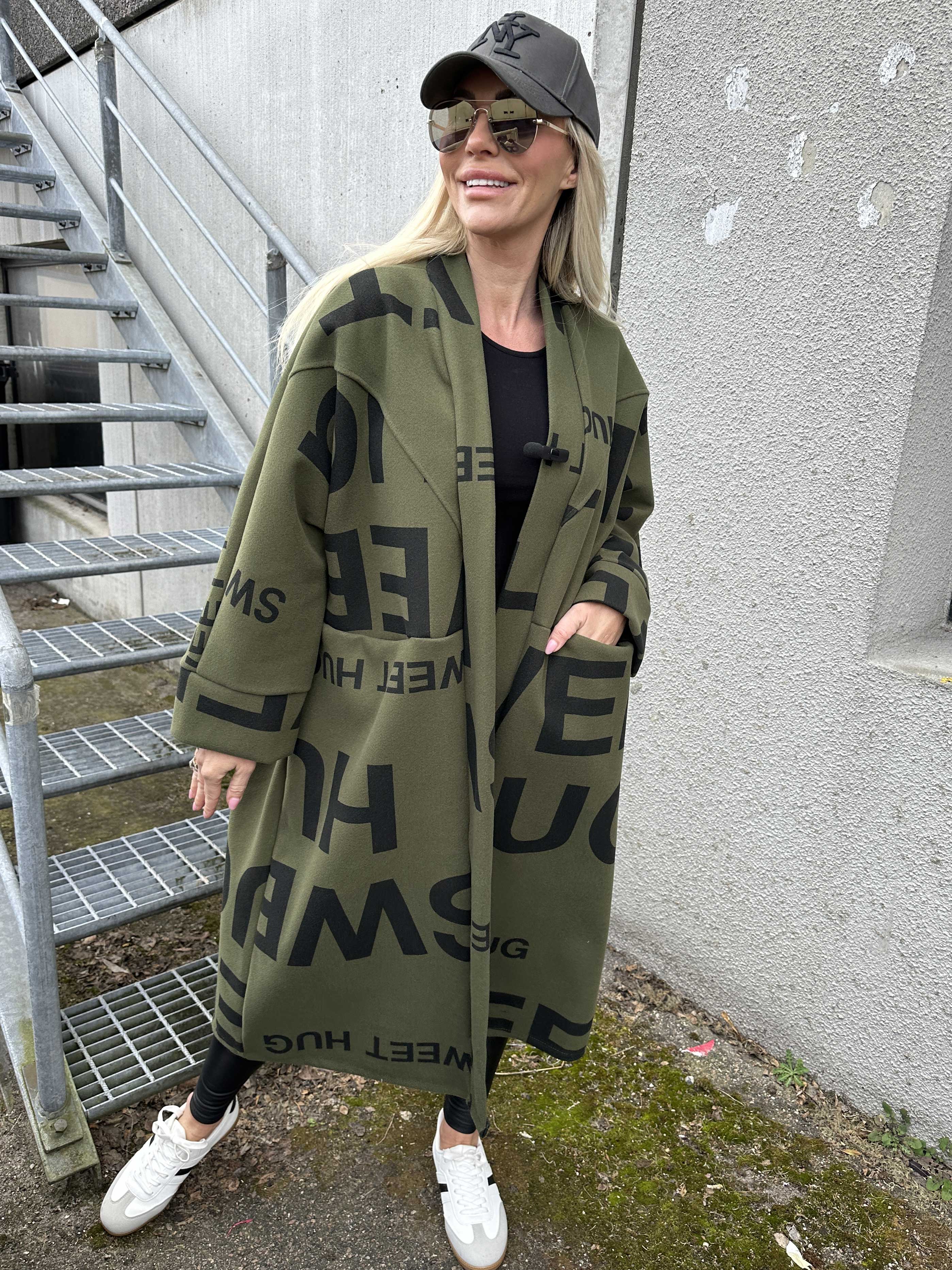 Annah Graphic - Oversized frakke med tydelige syninger og tekst